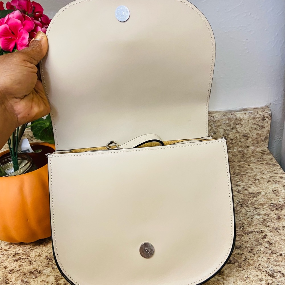 Tano Made in Italy Leather Crossbody - Picture 9 of 12